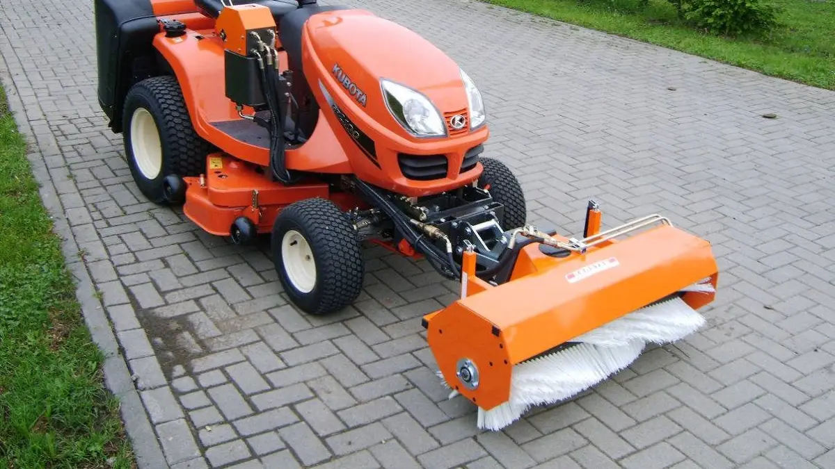 Balayeuse pour micro tracteur KM 11537 montée sur une tondeuse Kubota GR2100