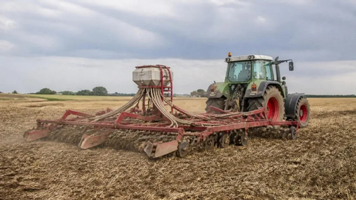 Épandeur engrais tracteur pneumatique monté sur un déchaumeur pour semer des couverts végétaux