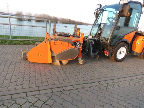 Balayeuse FKM60 - Montage sur tracteur MultiHog CX55