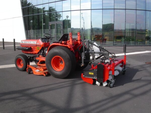 Balaeuse portée arrière HKM 15040 sur Kubota B2150