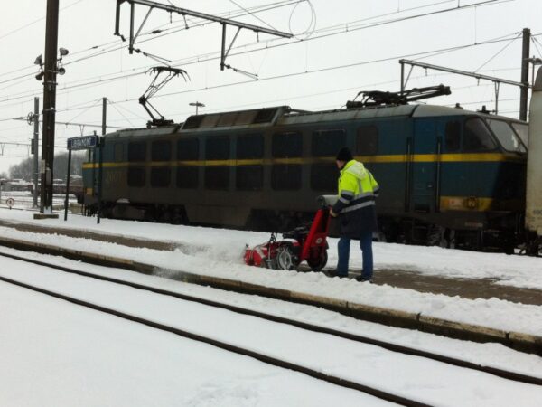 Déneigement des quais à la SNCB, gare de Libramont avec porte-outils K820 PRO