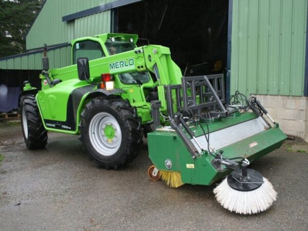 Balayeuse agricole Kersten KM60 - Montage frontal sur chargeur Merlo