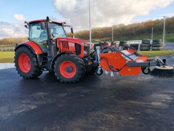 Balayeuse Kersten KM70 utilisé dans le centre européen de R&D Kubota pour tracteurs agricole