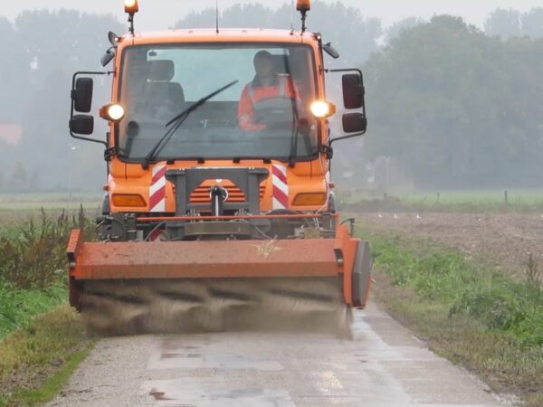 Balayeuse Kersten KM70 - Montage sur plaque UNIMOG