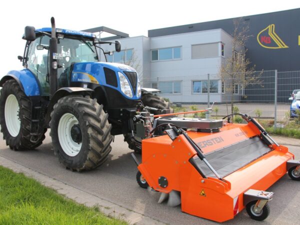 Montage sur New Holland TG6090 de la balayeuse Kersten KM70