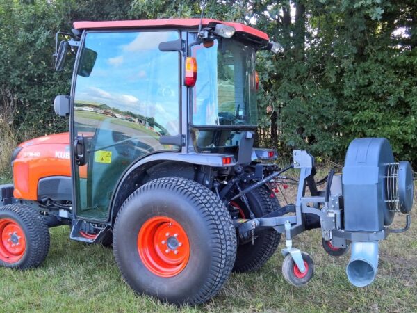 Souffleur de feuilles LBV6900 sur tracteur Kubota