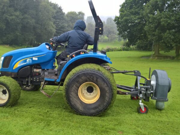 Souffleur de feuilles LBV6900 sur tracteur New Holland