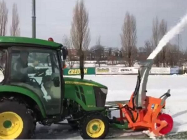 Fraise à neige PROFi sur tracteur JD