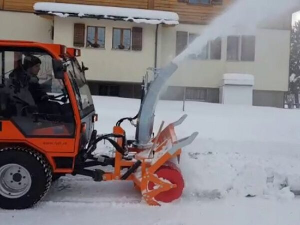 Fraise à neige PROFI sur tracteur Holder