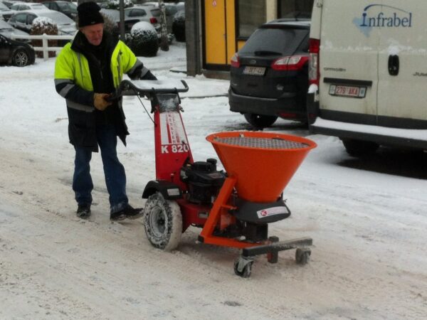 Déneigement des abords de gare en Belgique avec la saleuse Kersten SLDST sur K820 PRO