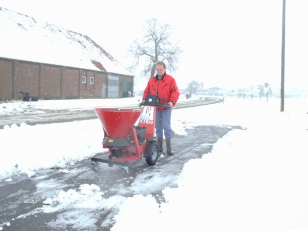 Déneigement de la voirie avec l'épandeur de sel SLDST sur porte-outils Kersten