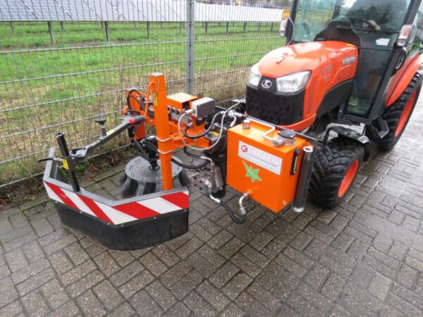 Brosse de désherbage Kersten UB6080-MH sur tracteur Kubota