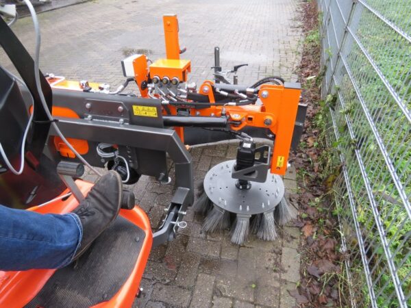 Brosse de désherbage Kersten UB6080 MH sur tondeuse frontale Kubota