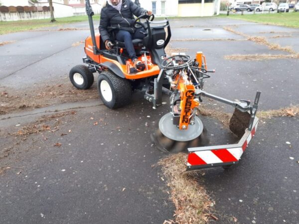 Brosse de désherbage Kersten UB6080-MK avec bras court sur frontale Kubota