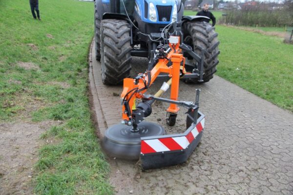 Brosse de désherbage UB7090-M sur tracteur New Holland