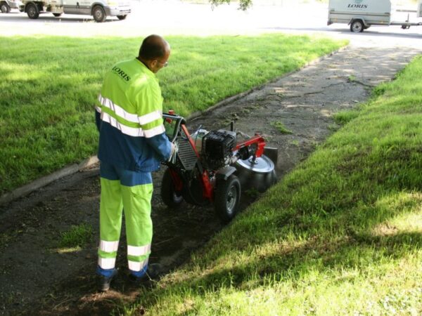 Désherbage de la voirie avec la brosse WKB60 sur porte-outils Kersten UBS HYDRO